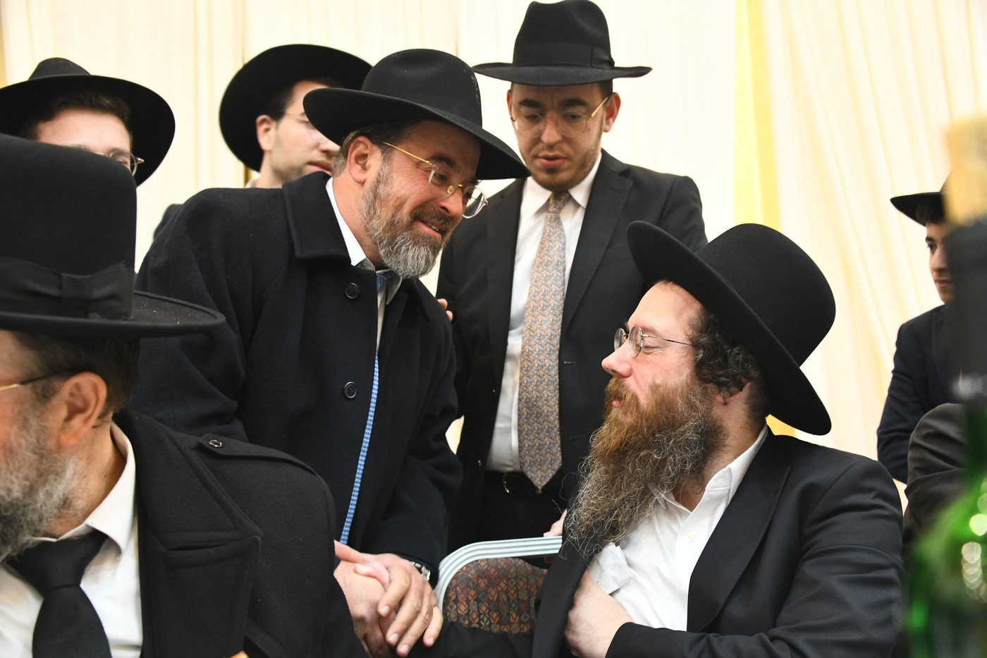 המונים בחתונת בנו של הגאון רבי עמרם פריד • צפו בגלריה