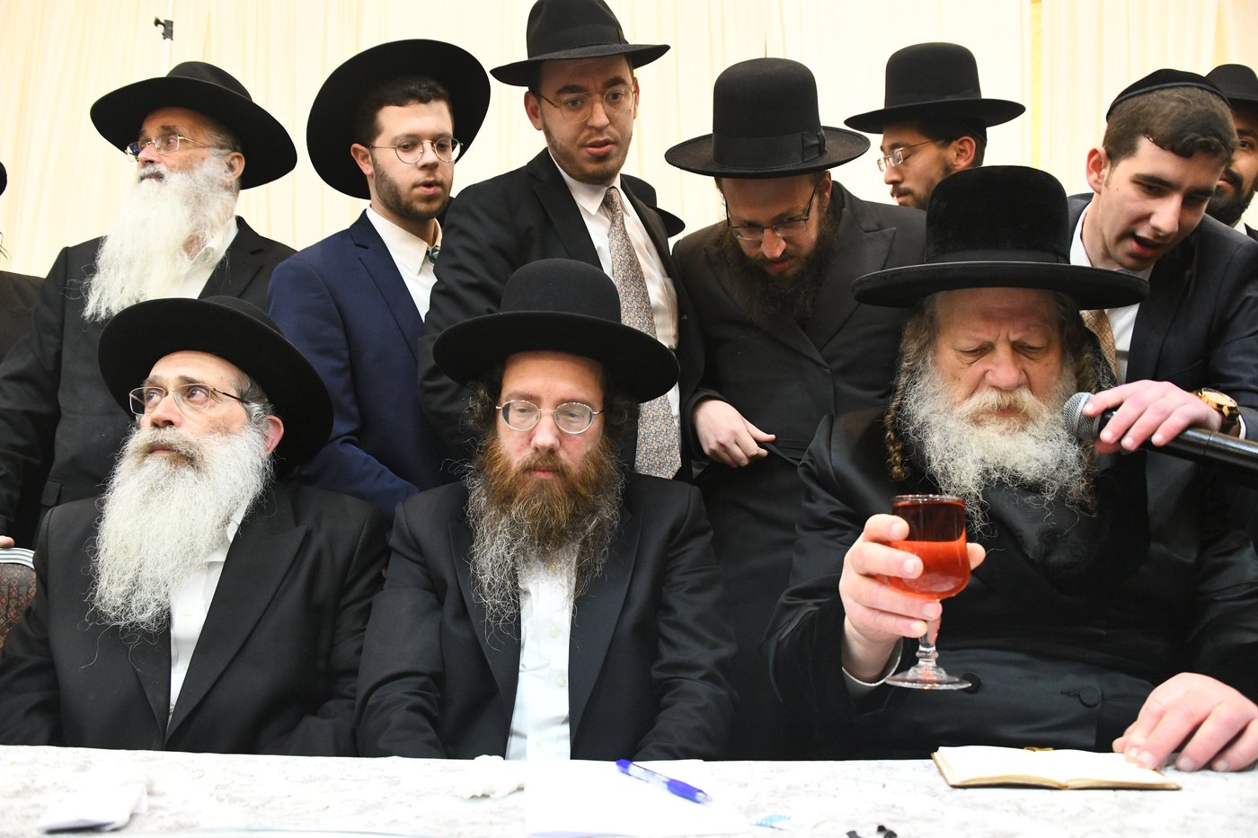 המונים בחתונת בנו של הגאון רבי עמרם פריד • צפו בגלריה