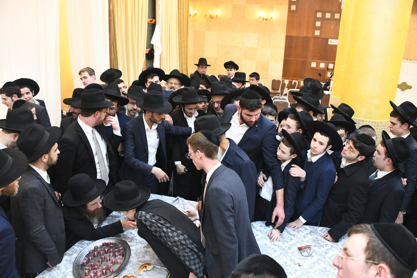 המונים בחתונת בנו של הגאון רבי עמרם פריד • צפו בגלריה