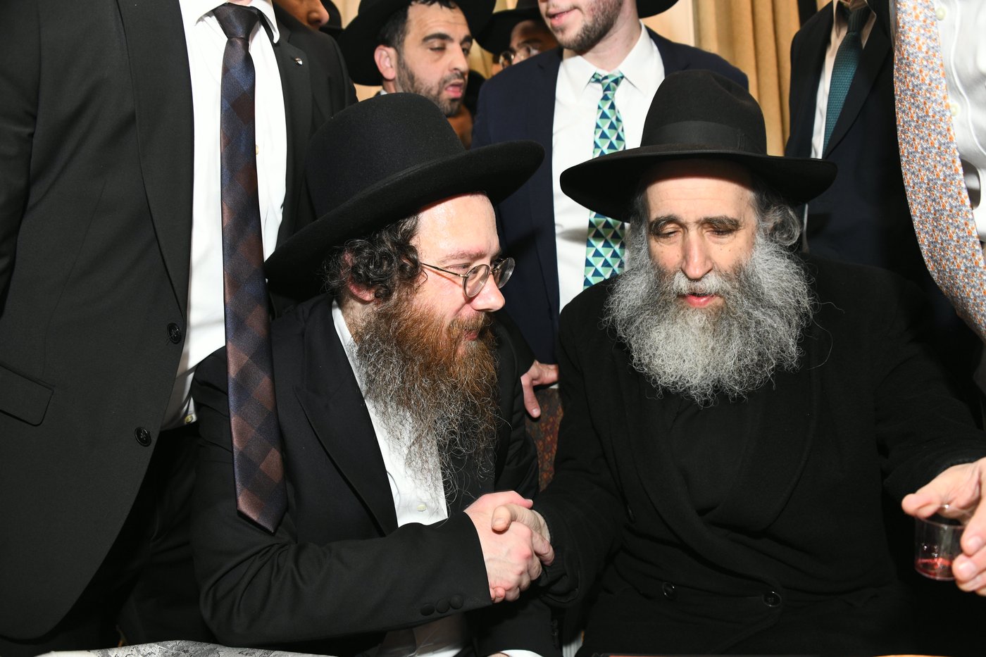 המונים בחתונת בנו של הגאון רבי עמרם פריד • צפו בגלריה