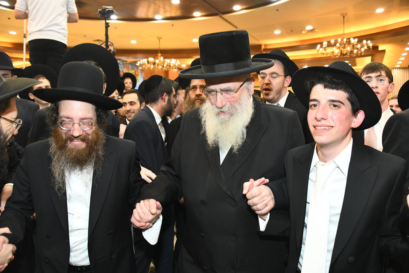 המונים בחתונת בנו של הגאון רבי עמרם פריד • צפו בגלריה