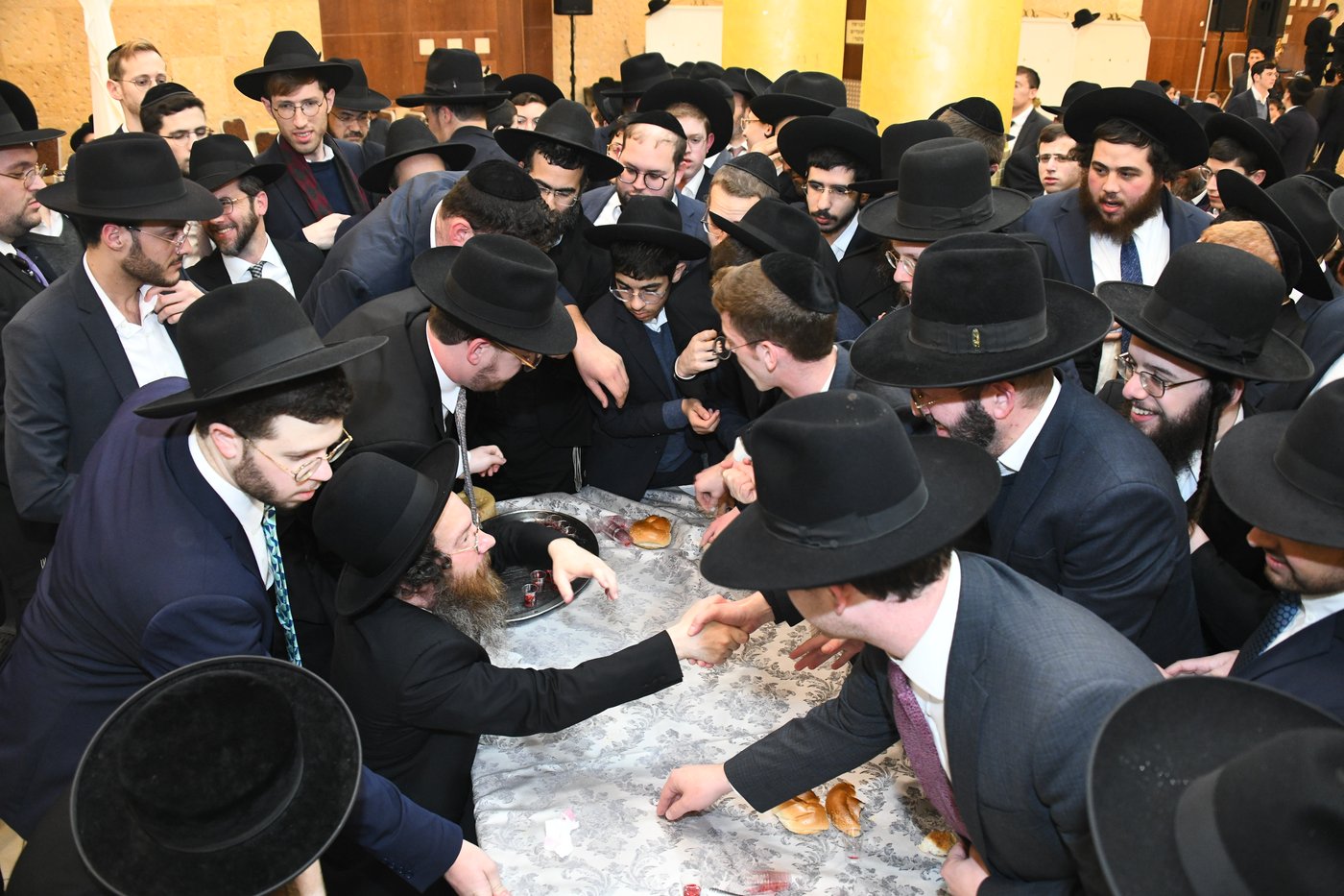 המונים בחתונת בנו של הגאון רבי עמרם פריד • צפו בגלריה