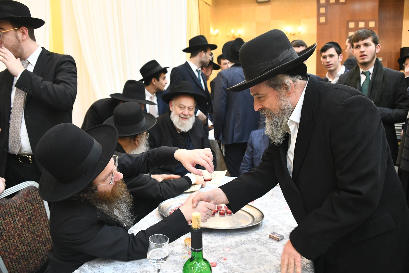 המונים בחתונת בנו של הגאון רבי עמרם פריד • צפו בגלריה