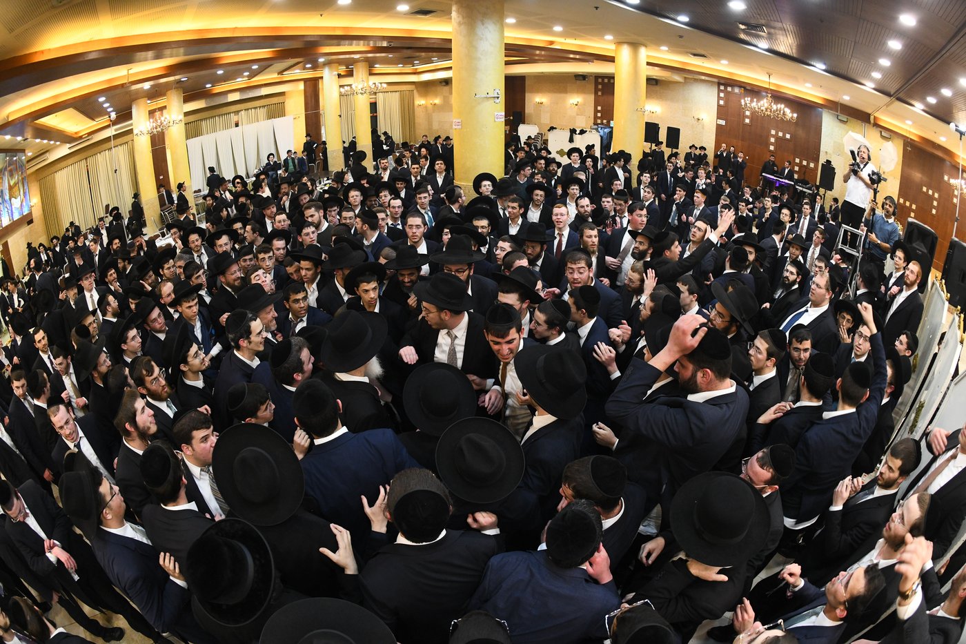 המונים בחתונת בנו של הגאון רבי עמרם פריד • צפו בגלריה
