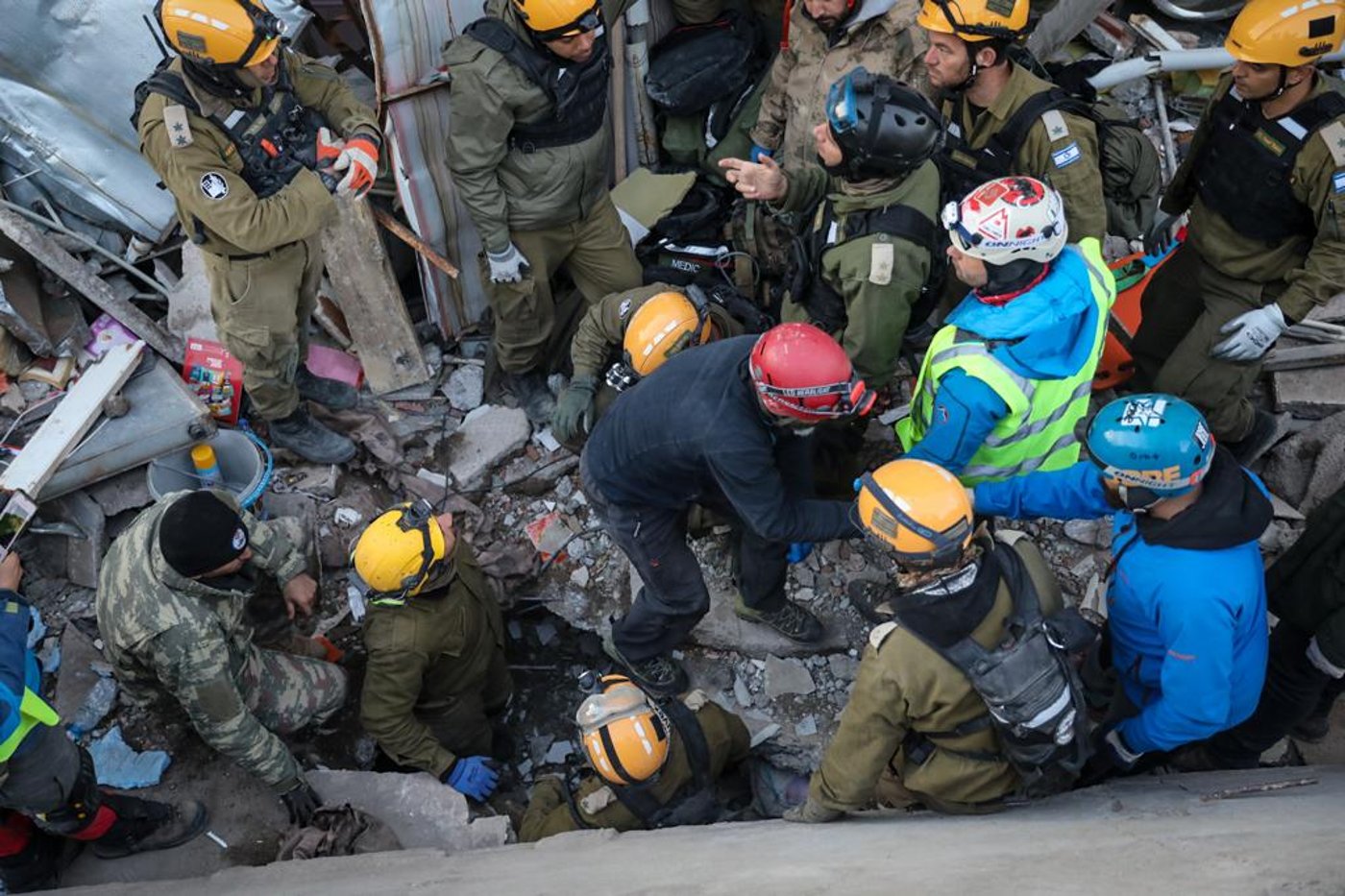 שליח 'כיכר' תיעד: נערה בת 14 חולצה בידי המשלחת הישראלית; מניין ההרוגים מזנק