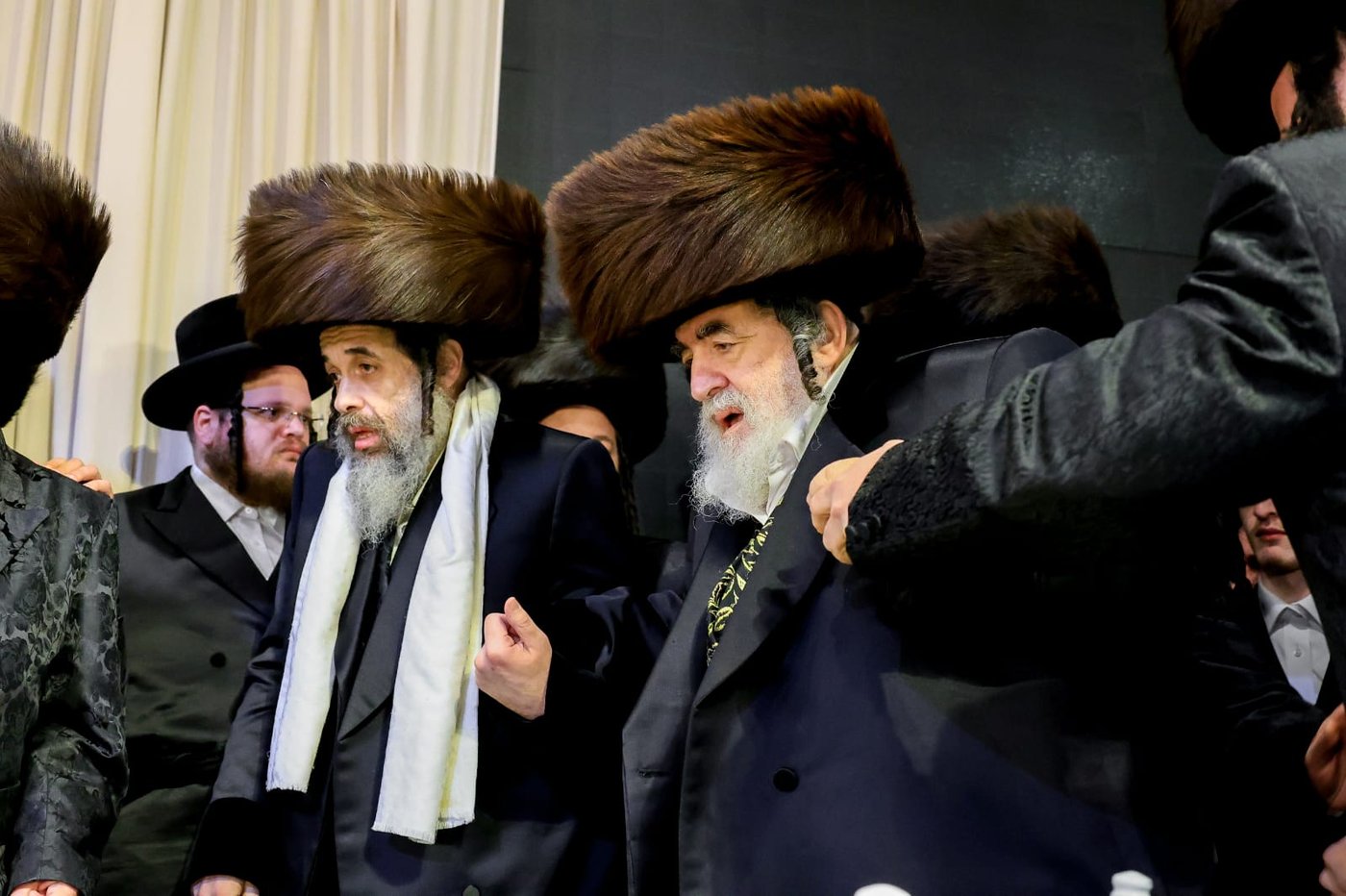 ליד שדה התעופה: אלפי בחורי ויז'ניץ חגגו שבע ברכות לנכדת האדמו"ר