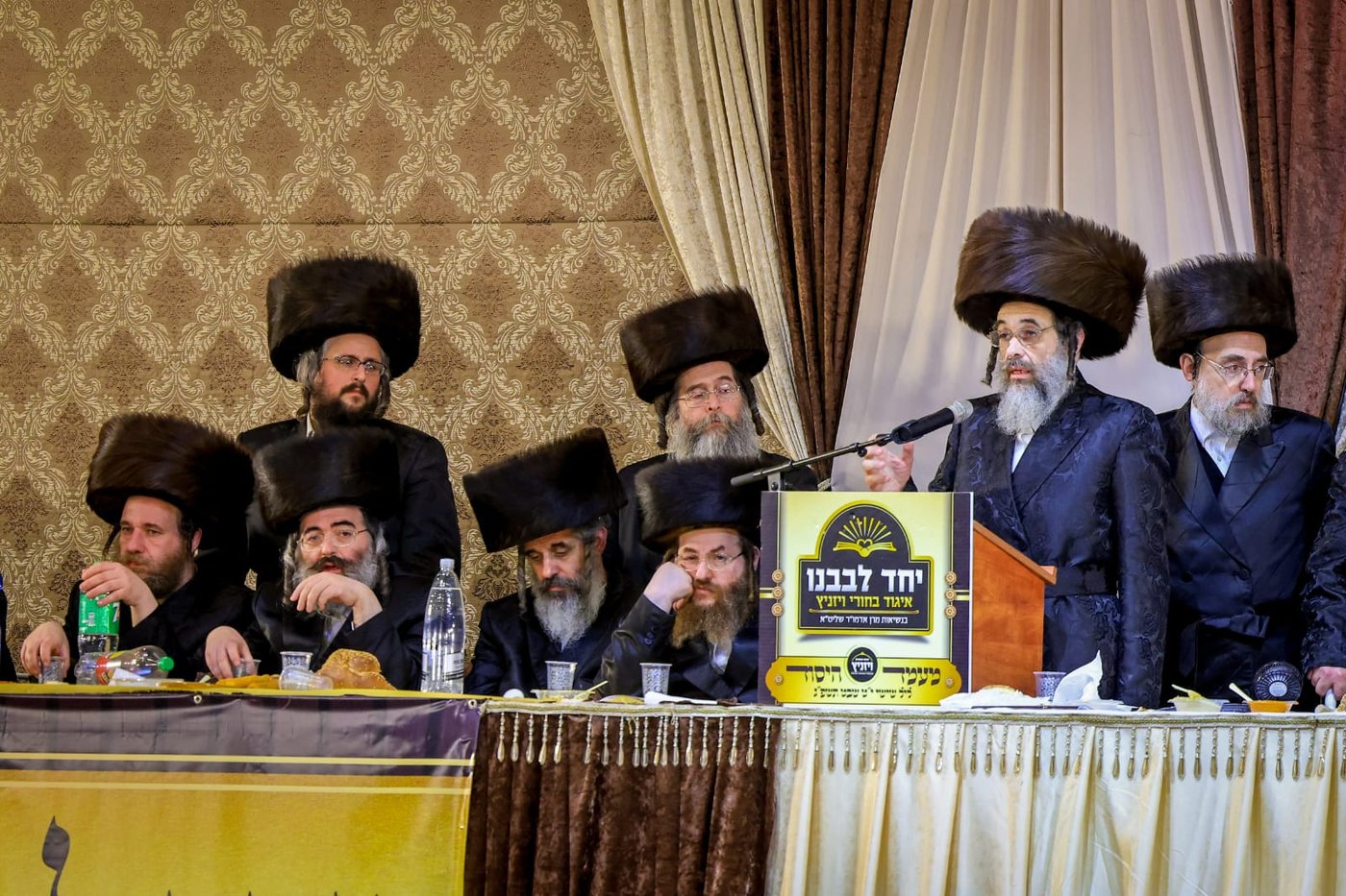 ליד שדה התעופה: אלפי בחורי ויז'ניץ חגגו שבע ברכות לנכדת האדמו"ר