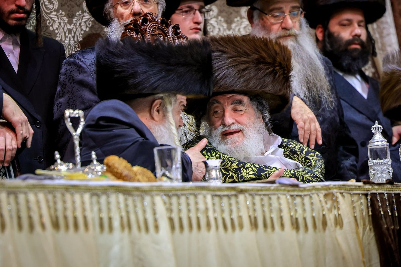 ליד שדה התעופה: אלפי בחורי ויז'ניץ חגגו שבע ברכות לנכדת האדמו"ר