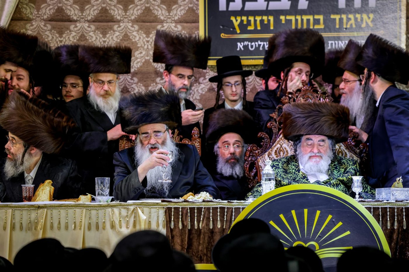 ליד שדה התעופה: אלפי בחורי ויז'ניץ חגגו שבע ברכות לנכדת האדמו"ר