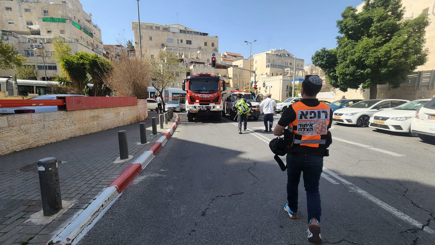 בלון גז התפוצץ בדירת מגורים בירושלים: אדם אחד נהרג ומספר פועלים נפצעו