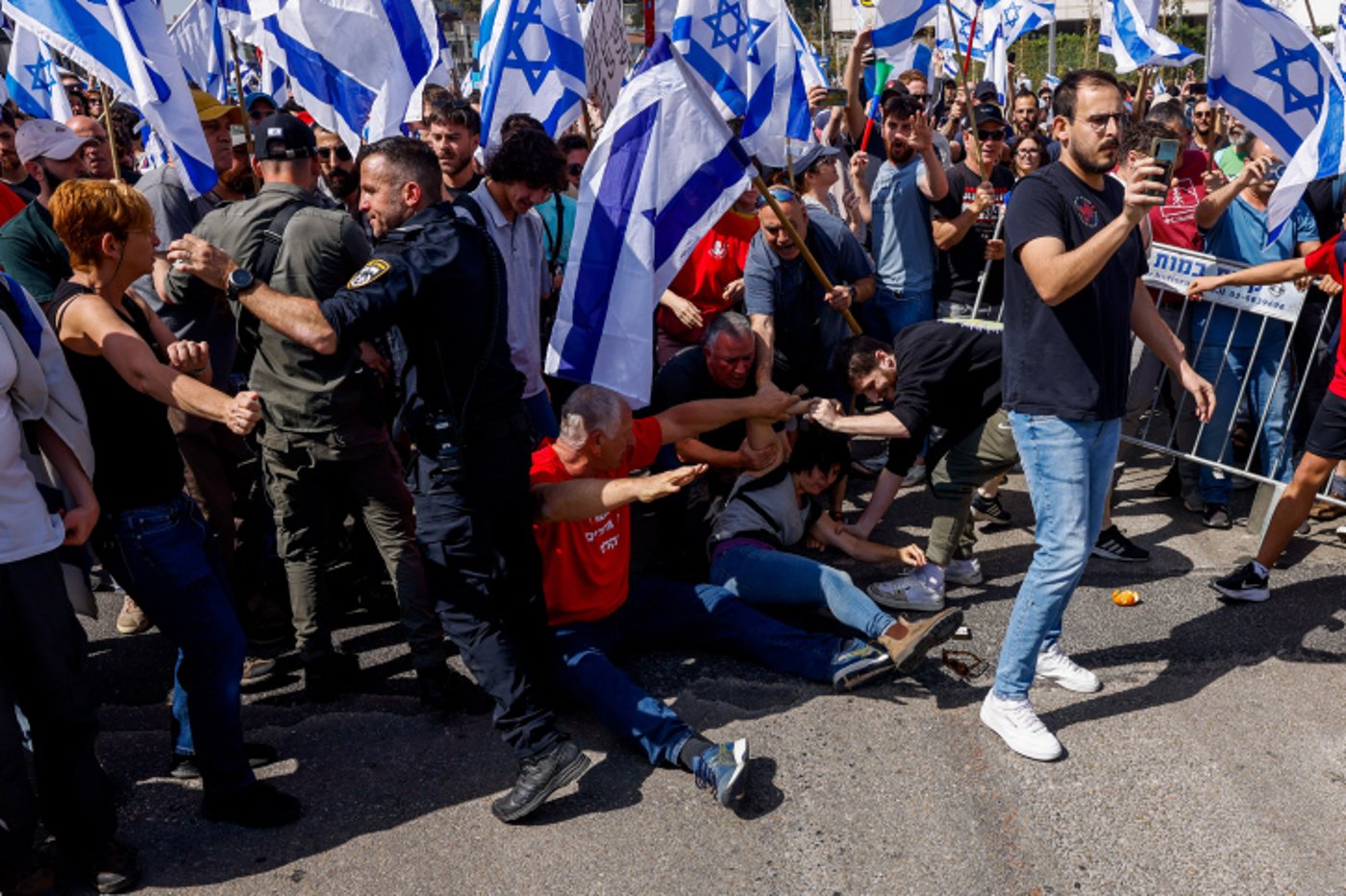 המחאה בתל אביב: רימוני הלם, פרשים ולמעלה מ-21 עצורים; נתניהו "נותן גיבוי לבן גביר"
