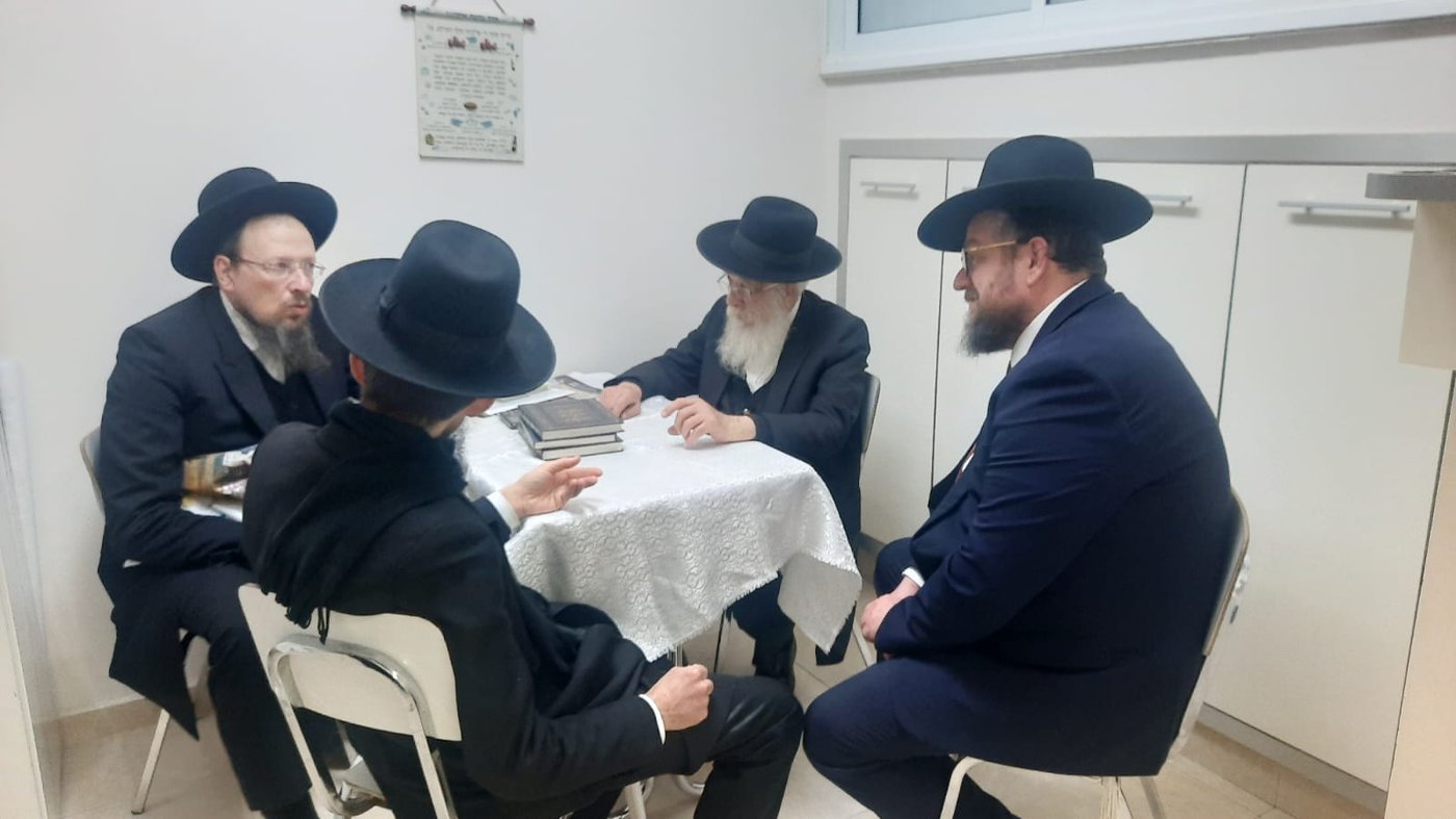 הרב זאב וולף לצד בנו ממשיך דרכו הרב שלמה וולף ובנו הרב יצחק וולף בשבוע האחרון לחייו
