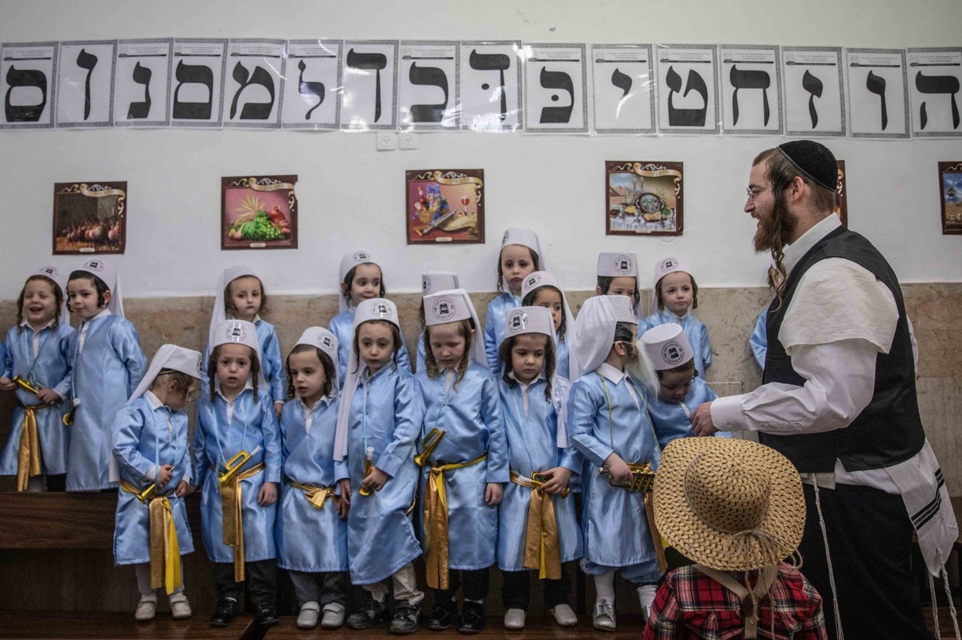ילדי הת"ת בפינסק קרלין התחפשו ללווים במקדש | צפו