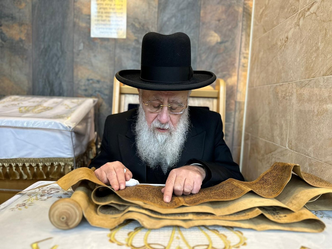 תיעוד: קריאת המגילה של הראשון לציון הגר״י יוסף