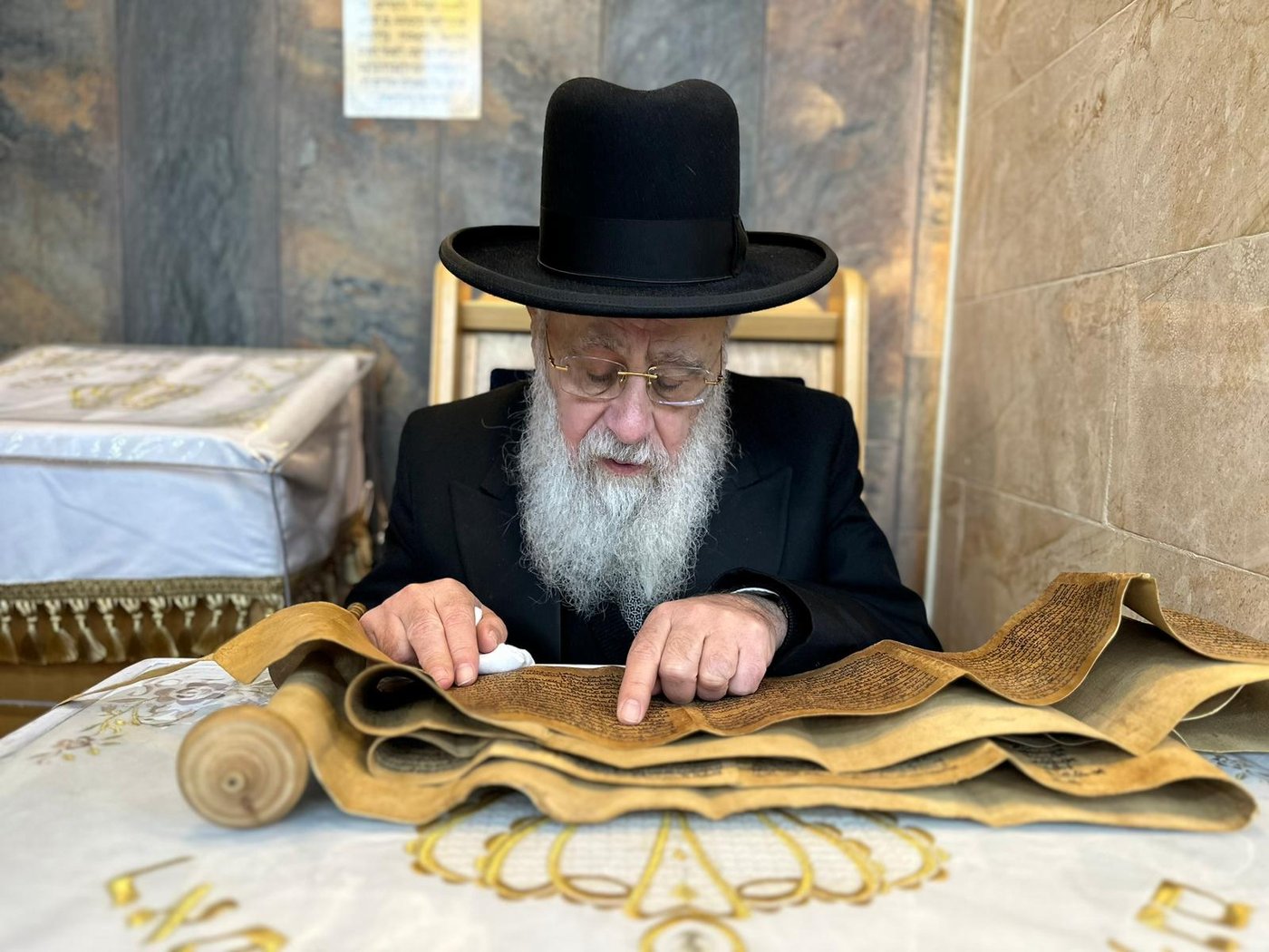 תיעוד: קריאת המגילה של הראשון לציון הגר״י יוסף