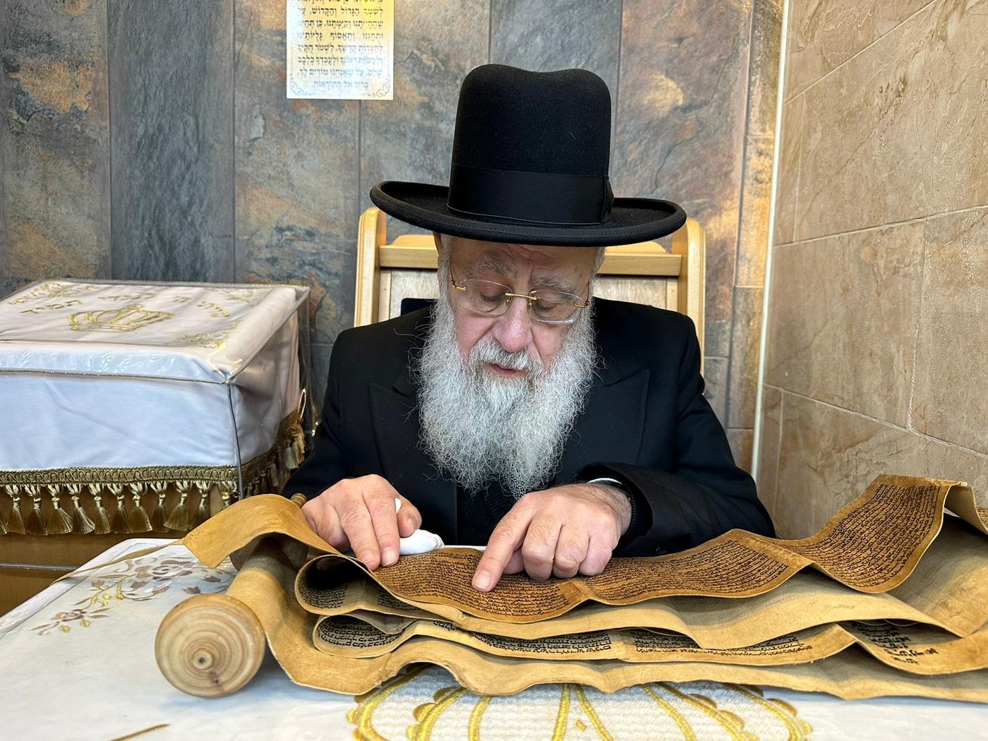 תיעוד: קריאת המגילה של הראשון לציון הגר״י יוסף