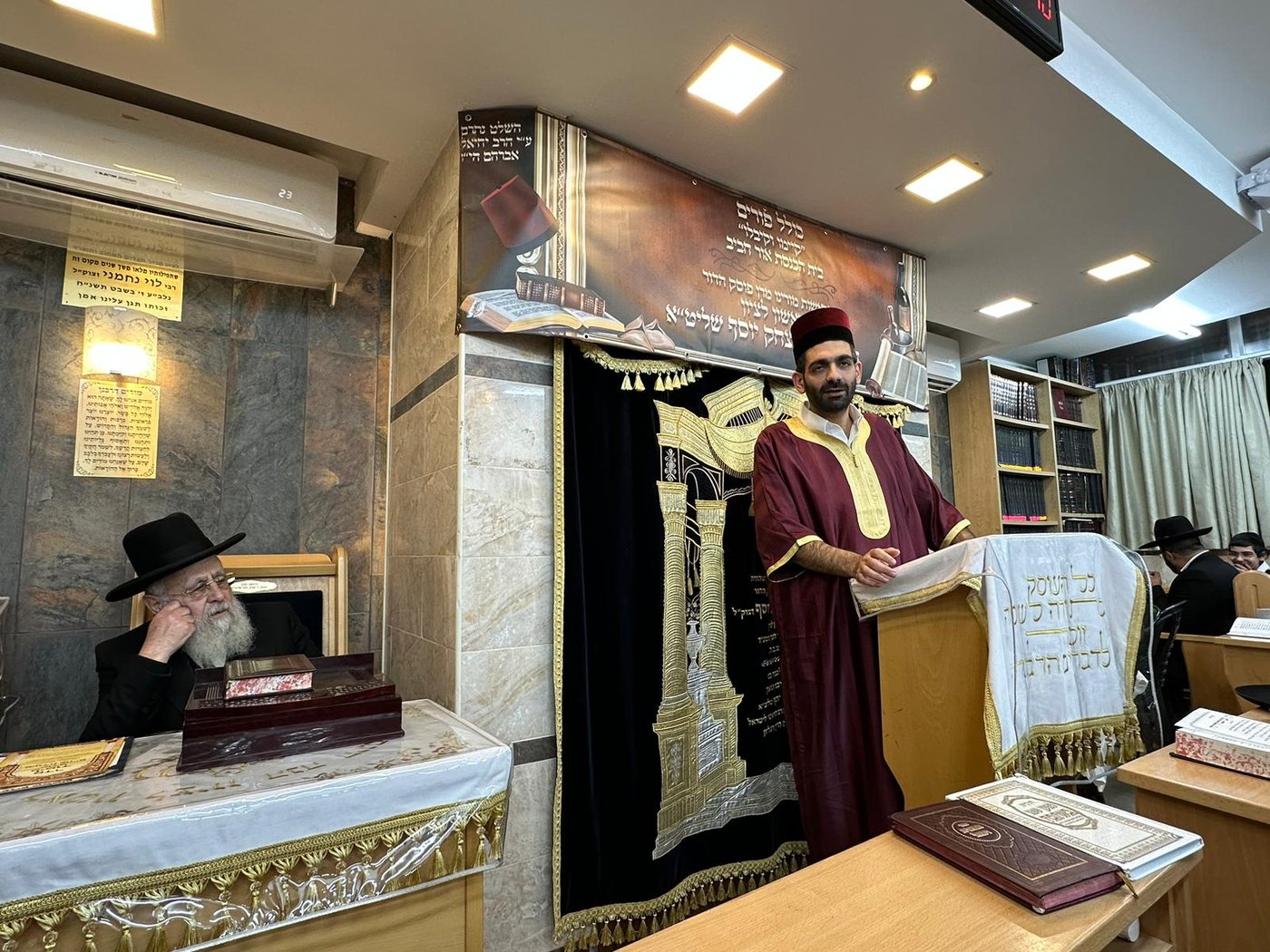 תיעוד: קריאת המגילה של הראשון לציון הגר״י יוסף