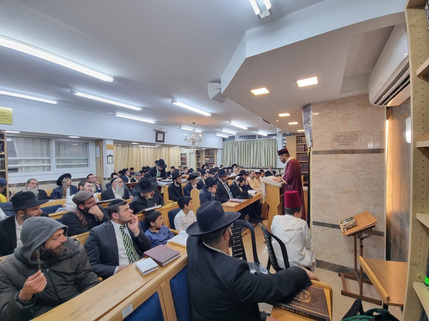 תיעוד: קריאת המגילה של הראשון לציון הגר״י יוסף