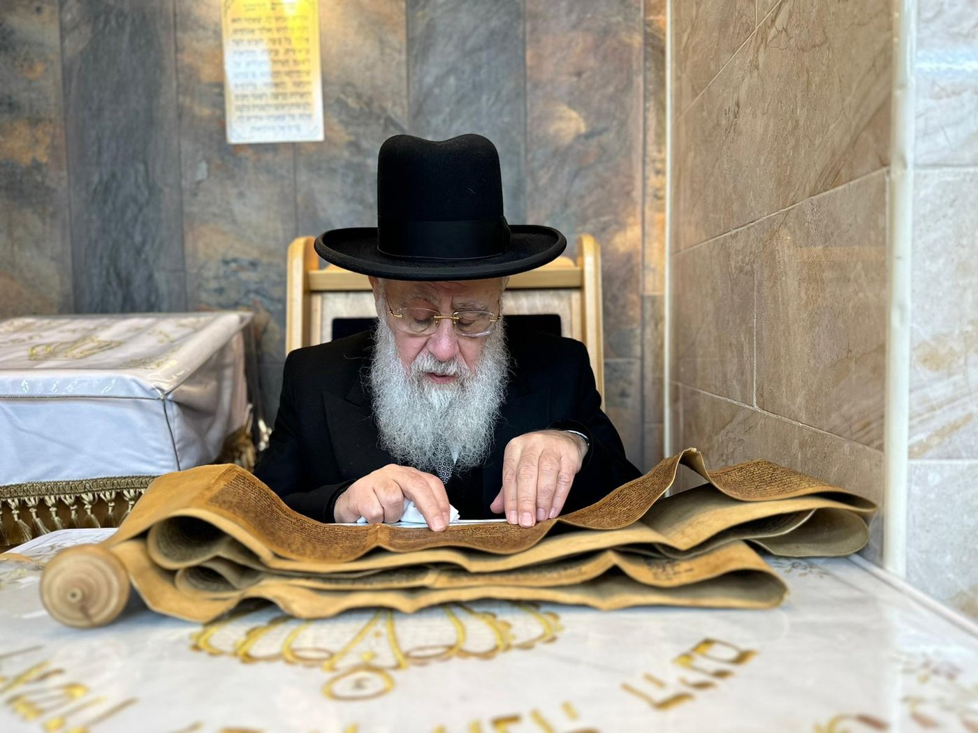 תיעוד: קריאת המגילה של הראשון לציון הגר״י יוסף