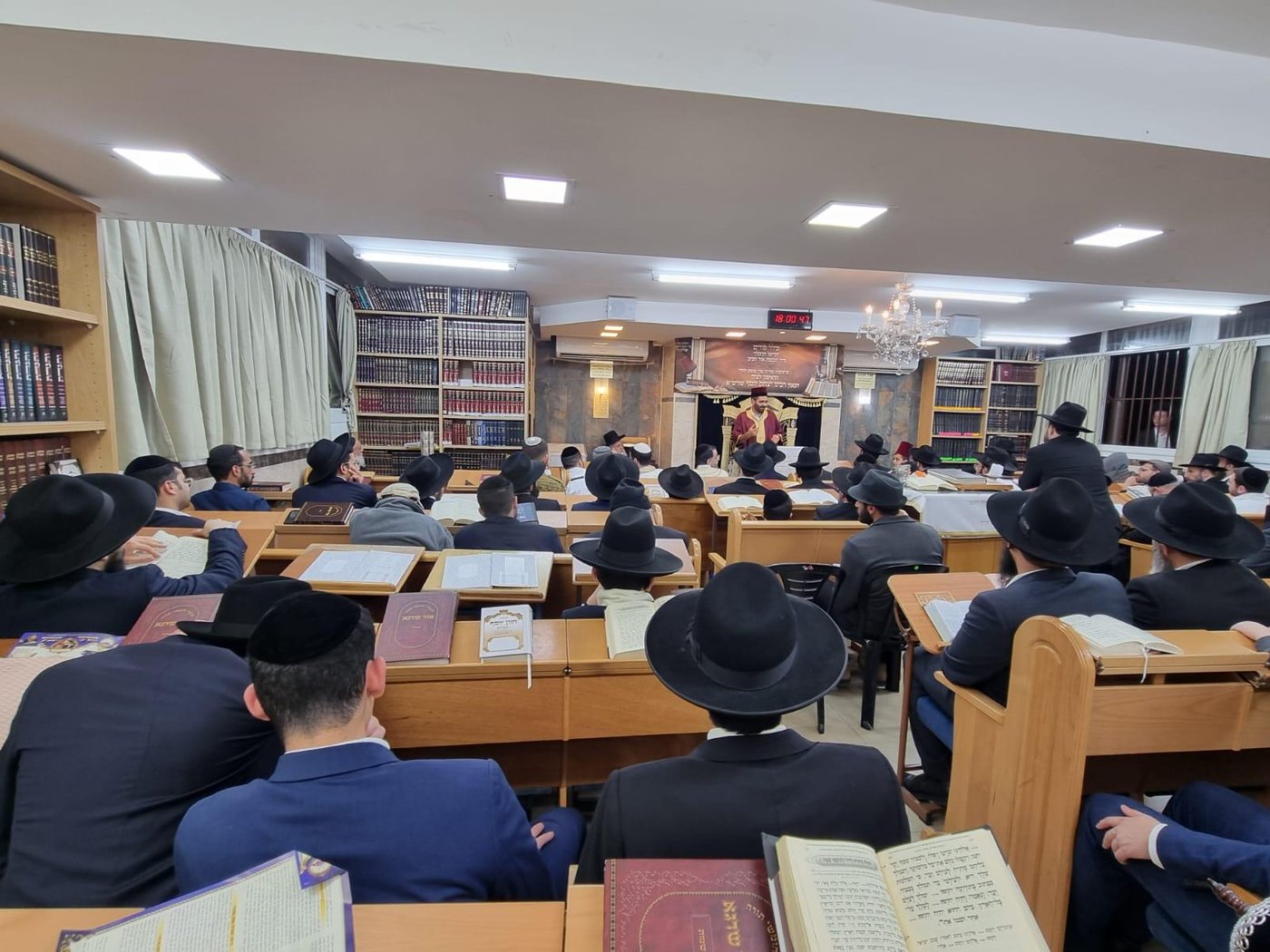 תיעוד: קריאת המגילה של הראשון לציון הגר״י יוסף
