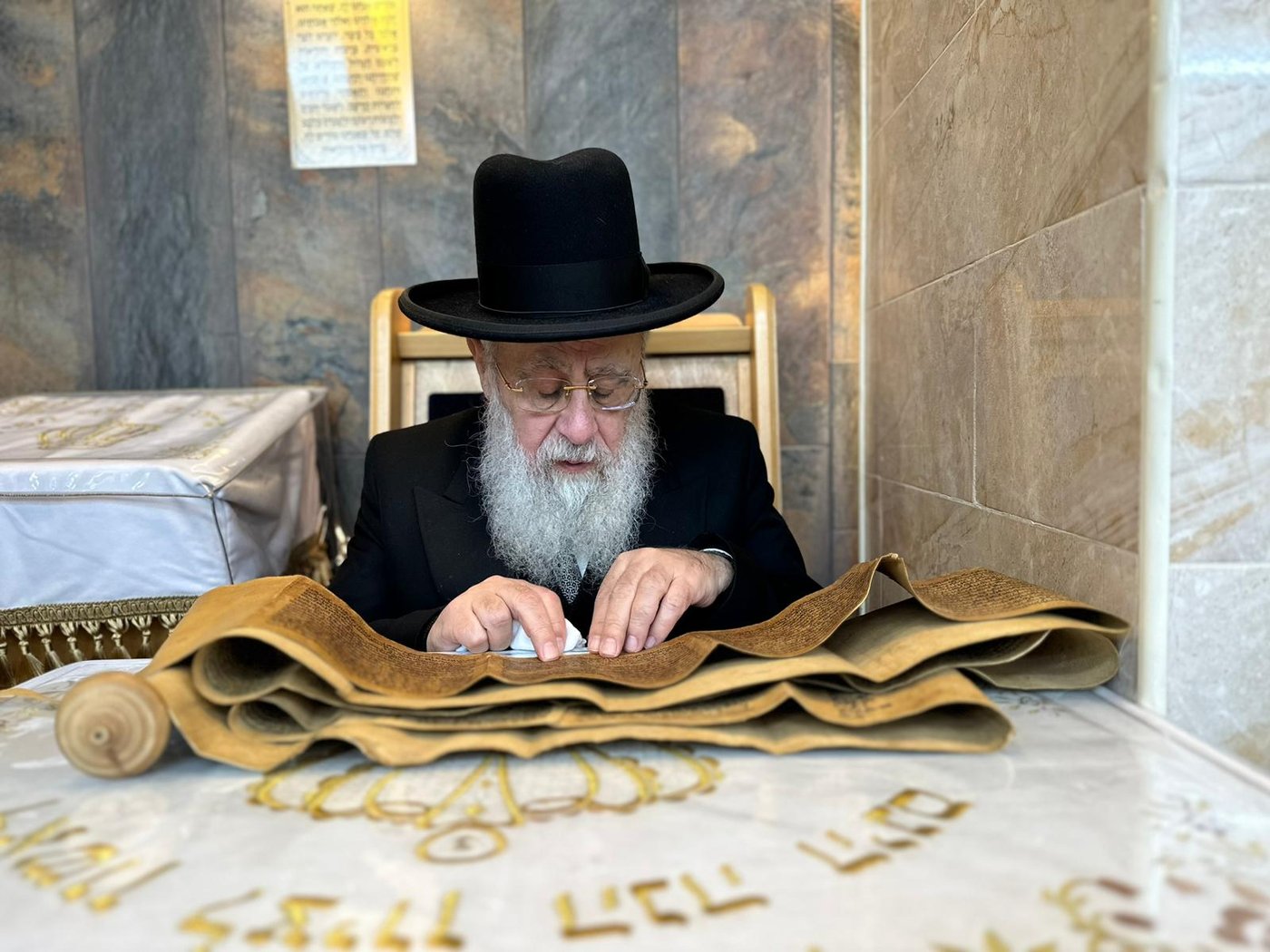 תיעוד: קריאת המגילה של הראשון לציון הגר״י יוסף