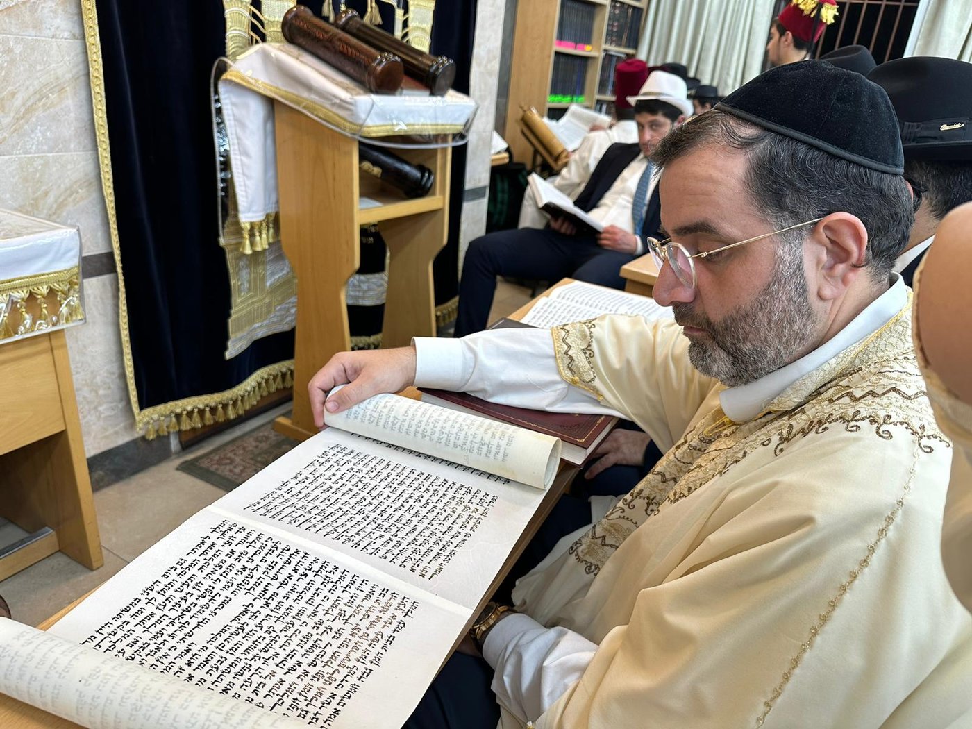 תיעוד: קריאת המגילה של הראשון לציון הגר״י יוסף