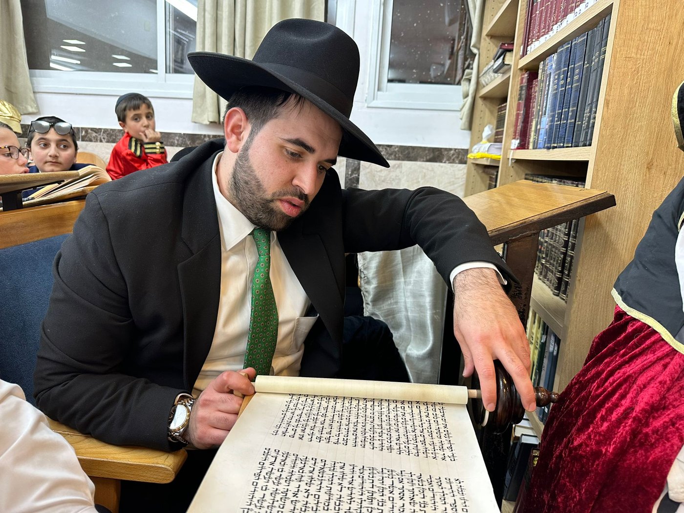 תיעוד: קריאת המגילה של הראשון לציון הגר״י יוסף