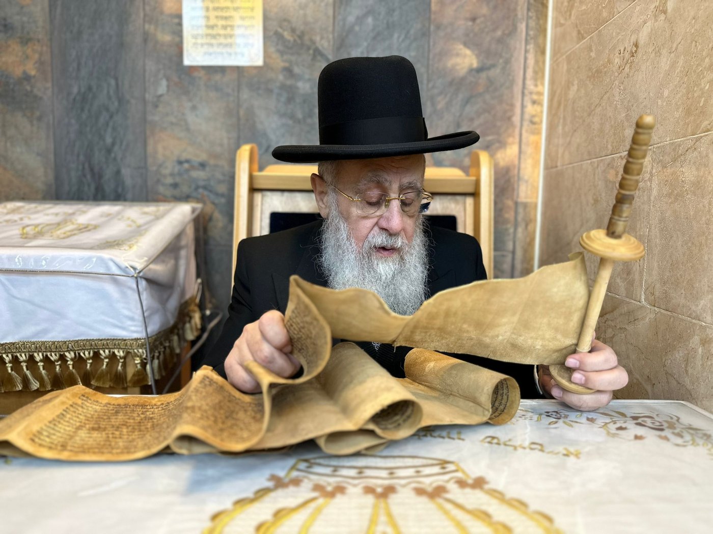 תיעוד: קריאת המגילה של הראשון לציון הגר״י יוסף