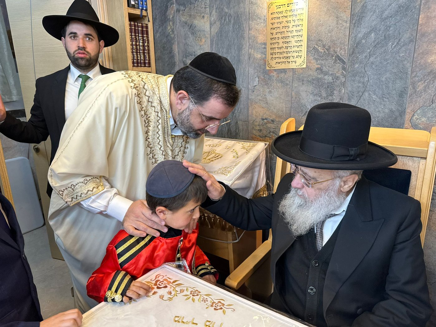 תיעוד: קריאת המגילה של הראשון לציון הגר״י יוסף