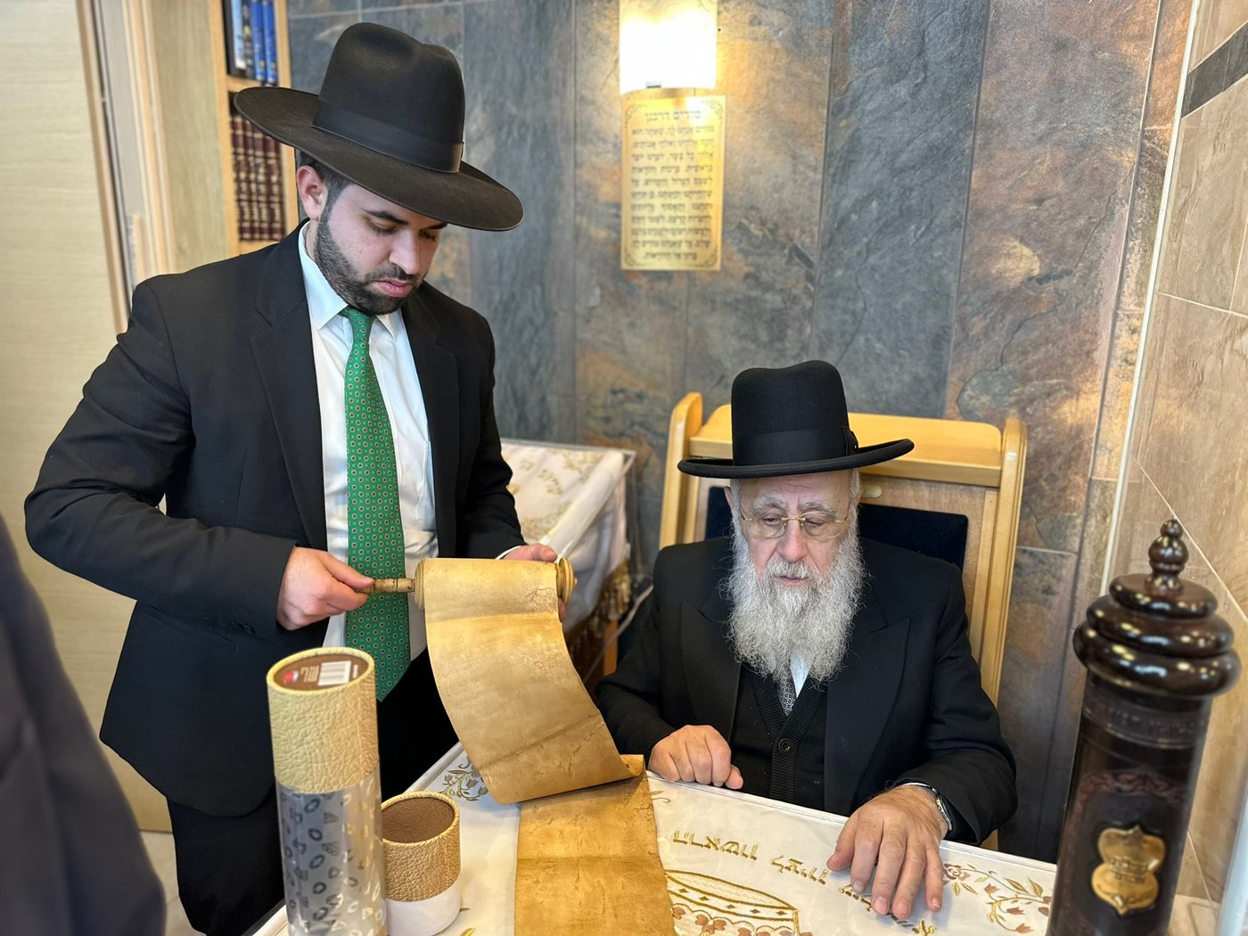 תיעוד: קריאת המגילה של הראשון לציון הגר״י יוסף