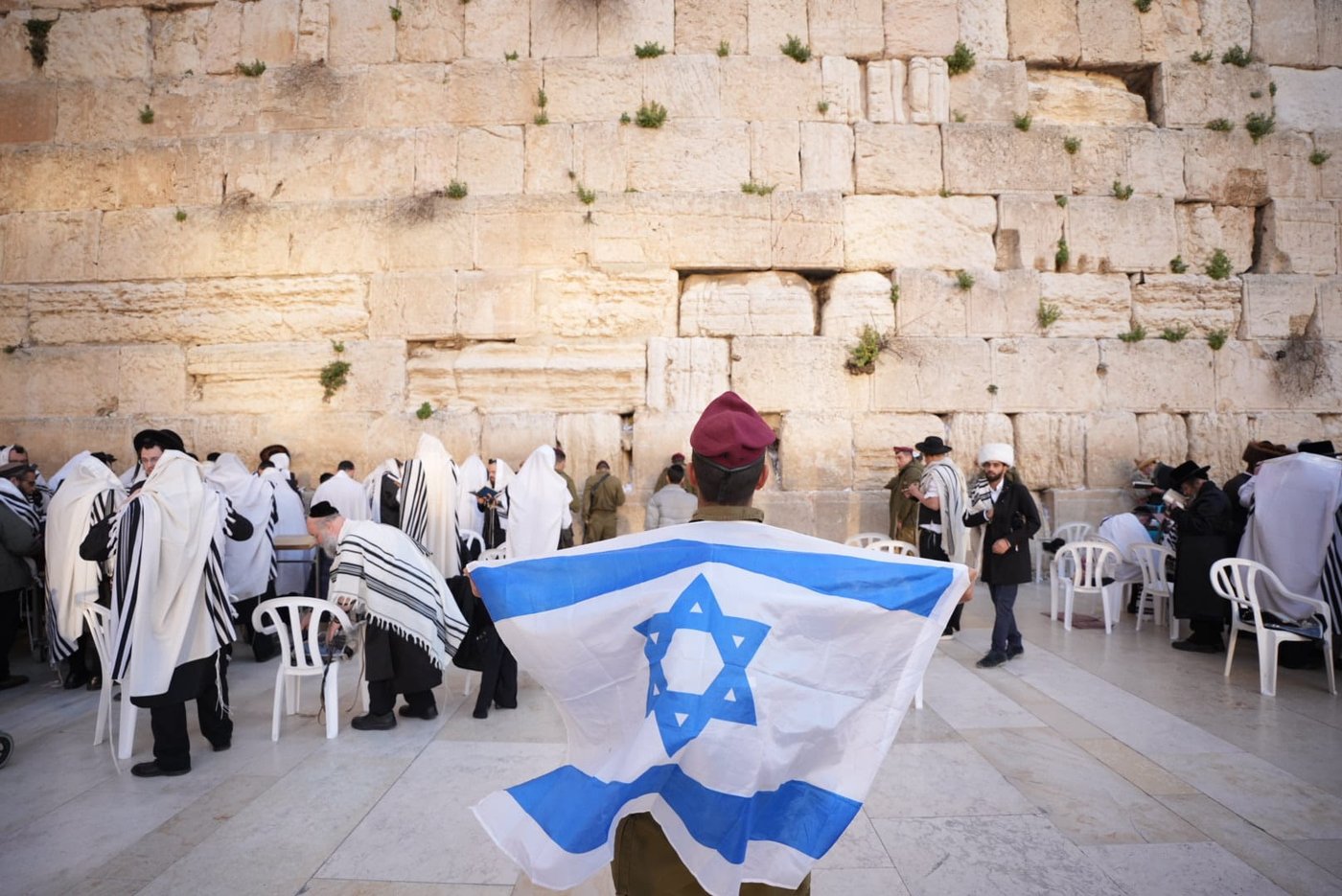 בוקר שושן פורים: אלפים והקצין שנפצע - בכותל המערבי • תיעוד
