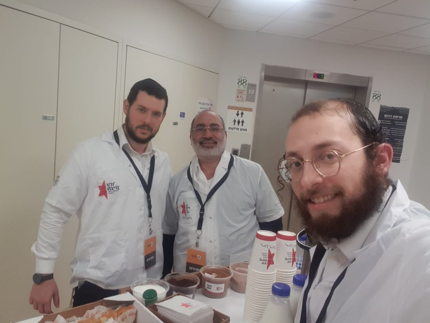 על העגלות, מנהלי חטיבות בגיל גרופ בחלוקים.