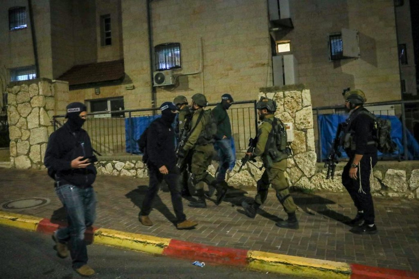 חשש בביתר עילית: המחבל עדיין לא נתפס; הרחובות ריקים מהרגיל