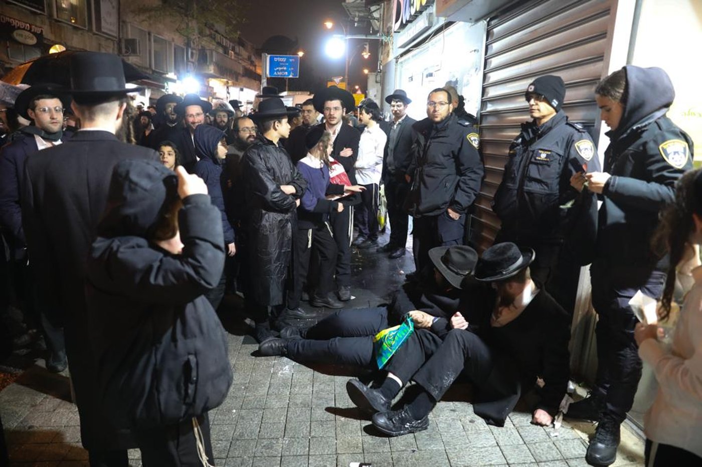 הפגנה אלימה נגד חנות סלולר בגאולה | צפו בעימותים