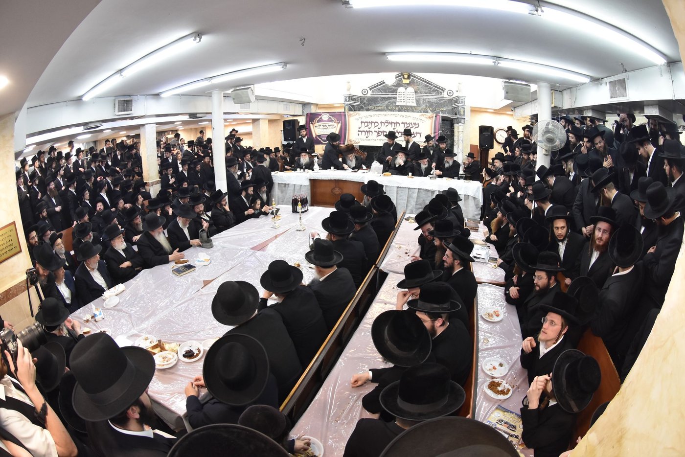טיש יארצייט באלכסנדר בשילוב התחלת כתיבת ספר תורה