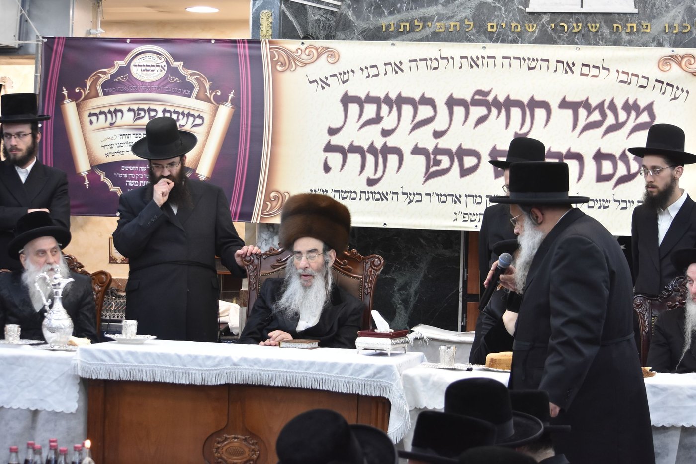 טיש יארצייט באלכסנדר בשילוב התחלת כתיבת ספר תורה