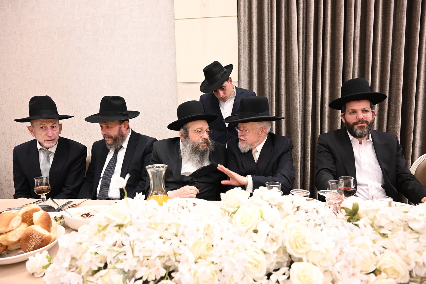 צפו: שמחת חתונת נינת מרן הגר"ח קנייבסקי זצ"ל