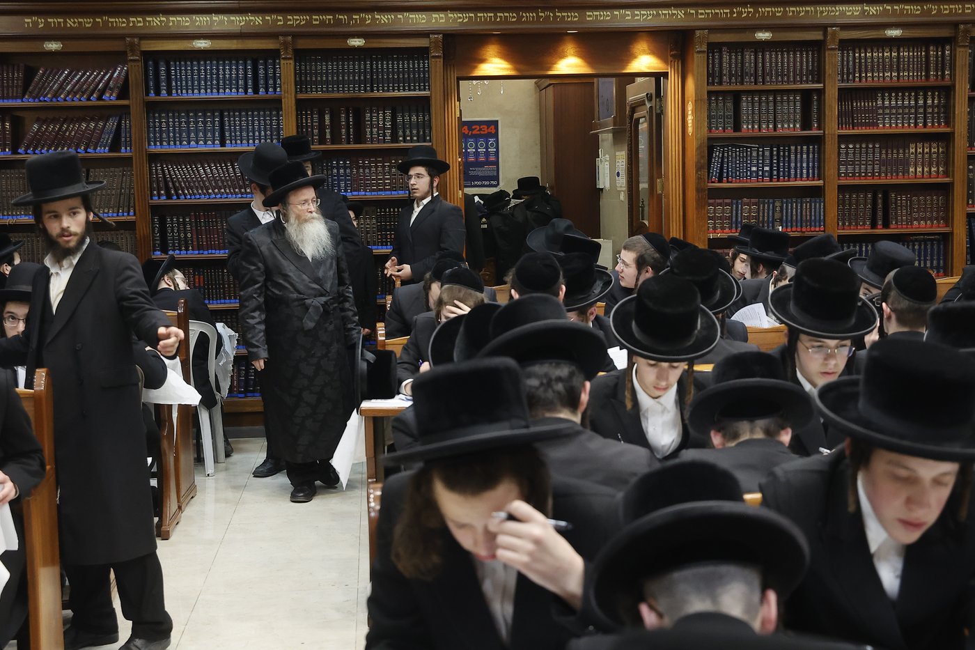 כאלף בחורים נבחנו על שו"ע הרב הלכות פסח | צפו