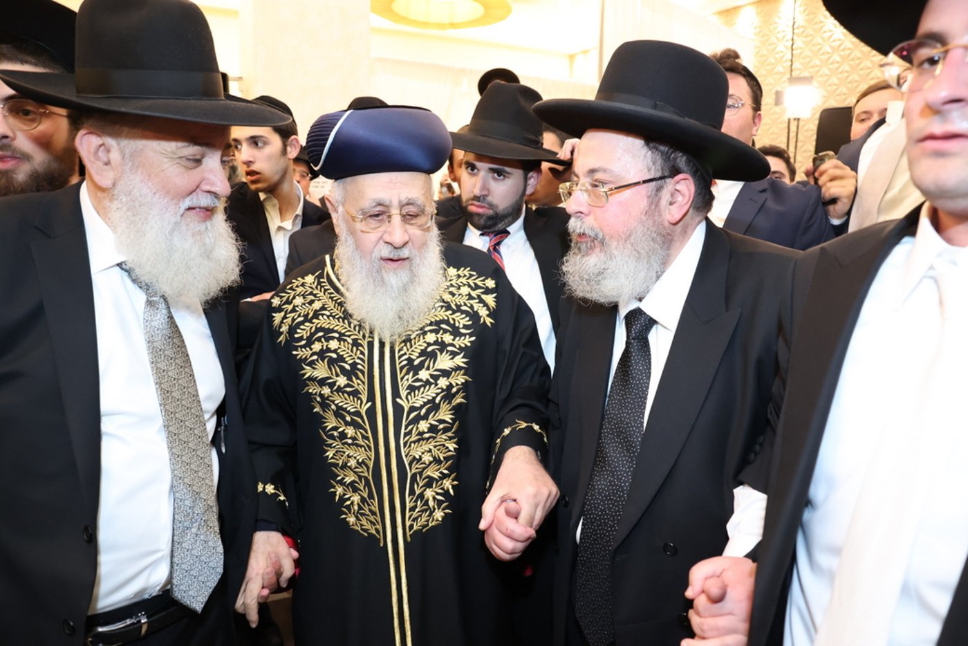 ראשי ישיבות ורבנים בחתונת בן הגר"ד אברהם | צפו