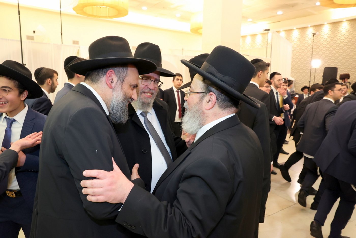 ראשי ישיבות ורבנים בחתונת בן הגר"ד אברהם | צפו