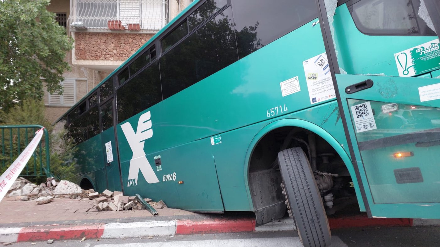 לחץ ביישוב החרדי: אוטובוס איבד שליטה ונכנס במבנה מגורים