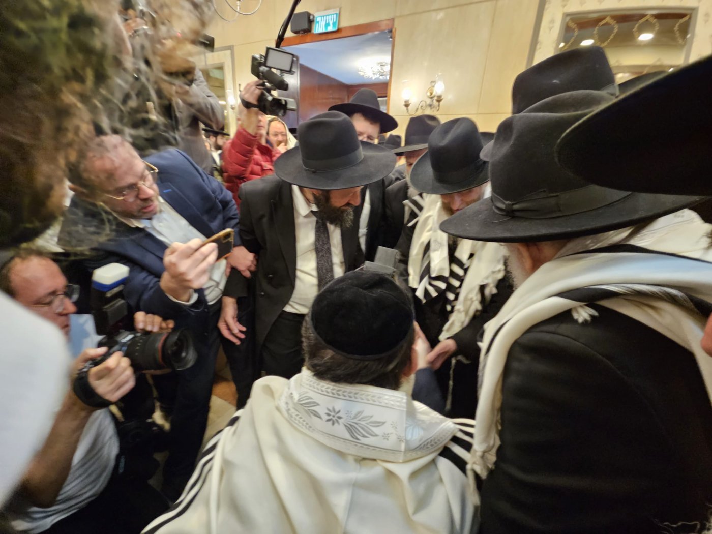 הברית של משפחת פאלי: הקהל געה בבכי בעת קריאת השם לתינוק • תיעוד מרטיט