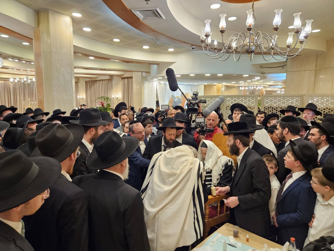 הברית של משפחת פאלי: הקהל געה בבכי בעת קריאת השם לתינוק • תיעוד מרטיט