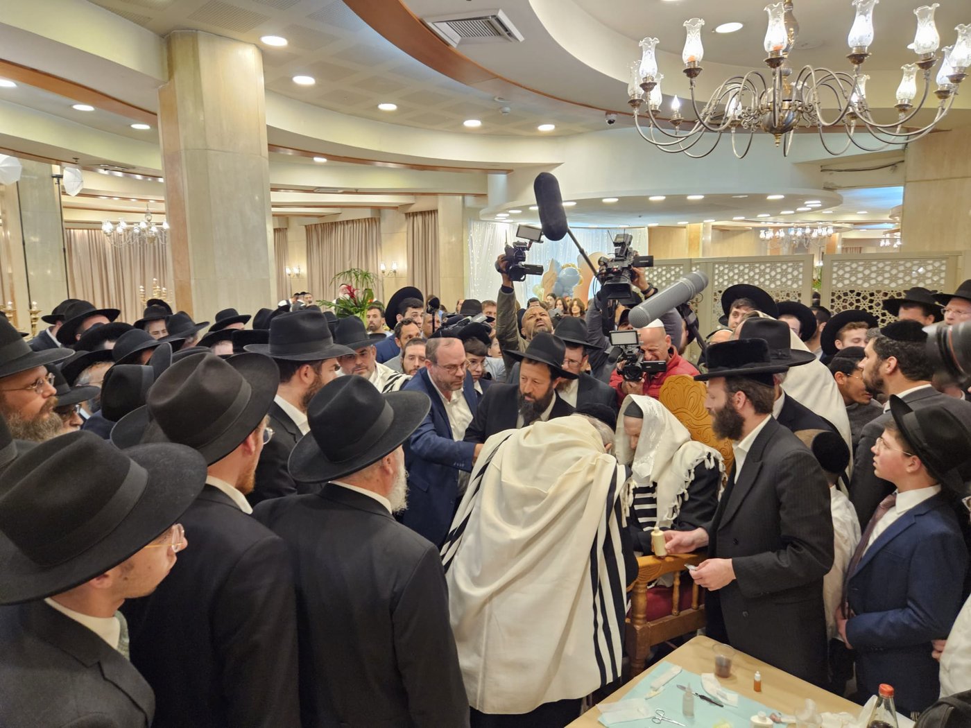 הברית של משפחת פאלי: הקהל געה בבכי בעת קריאת השם לתינוק • תיעוד מרטיט