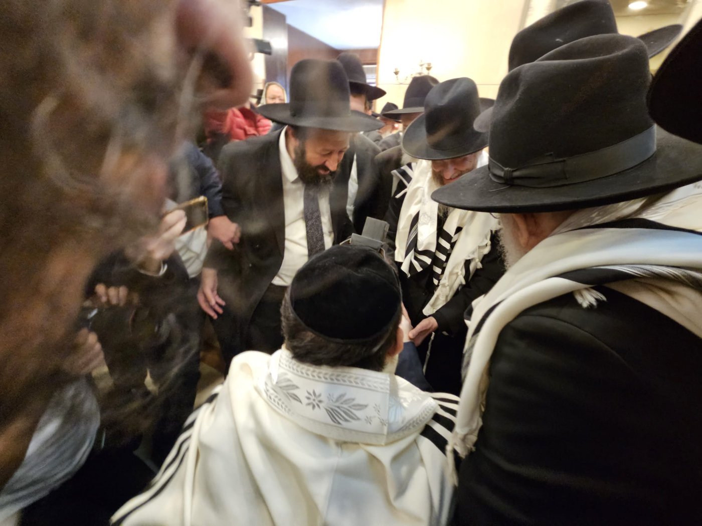הברית של משפחת פאלי: הקהל געה בבכי בעת קריאת השם לתינוק • תיעוד מרטיט