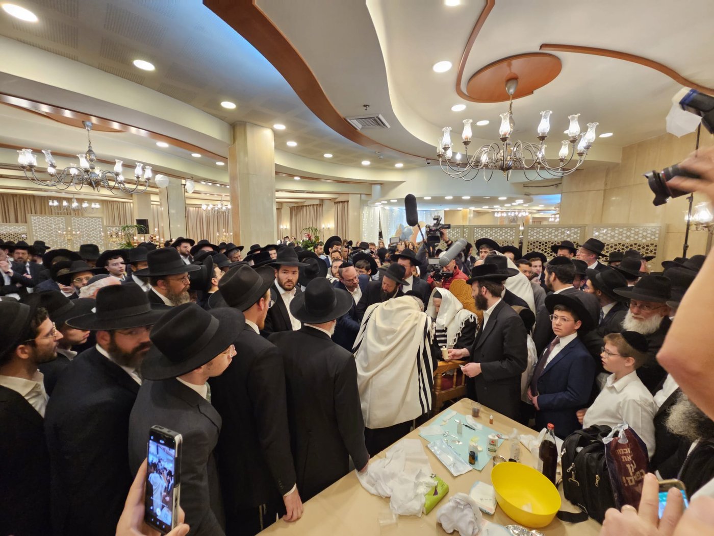 הברית של משפחת פאלי: הקהל געה בבכי בעת קריאת השם לתינוק • תיעוד מרטיט