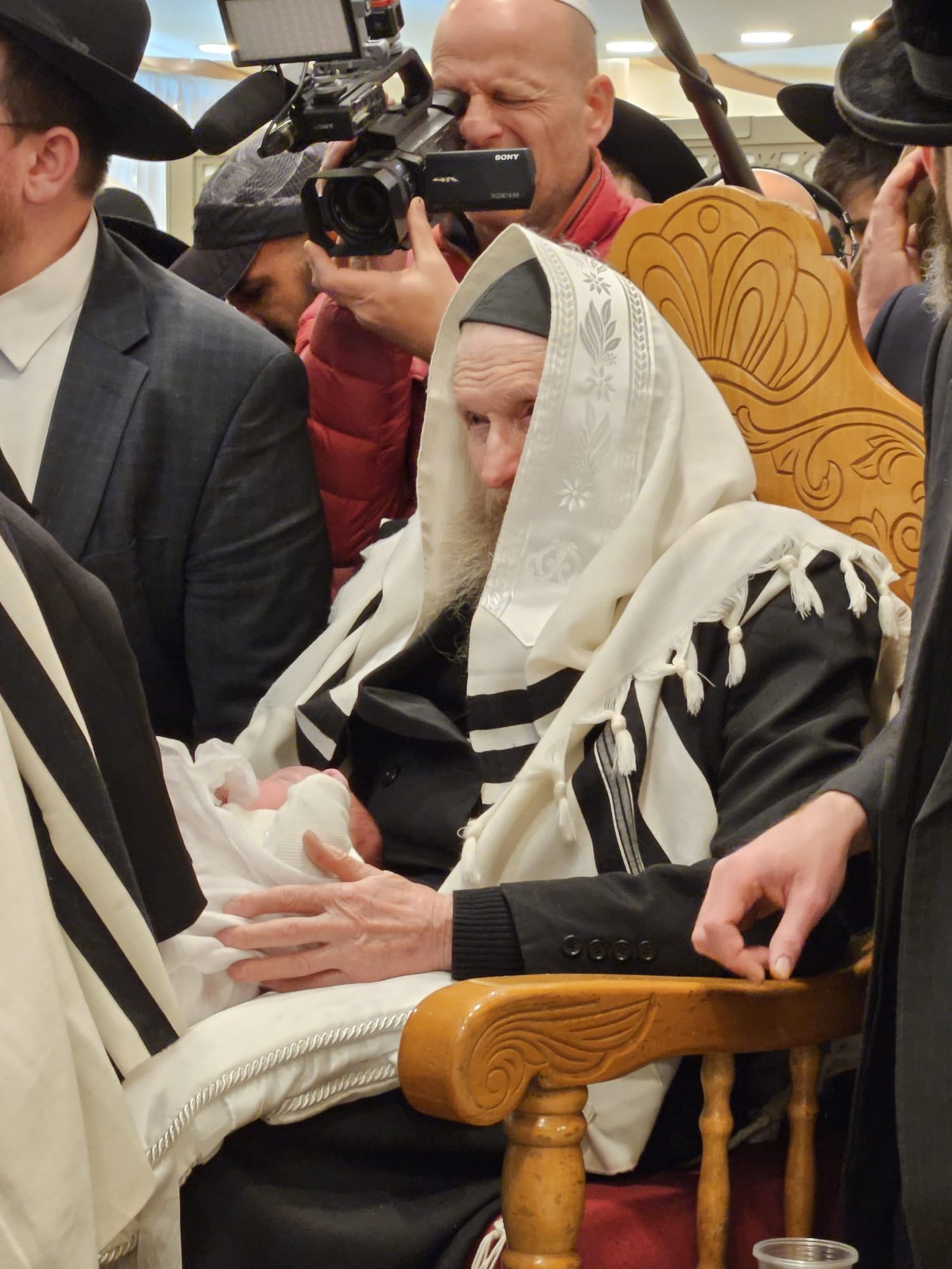 הברית של משפחת פאלי: הקהל געה בבכי בעת קריאת השם לתינוק • תיעוד מרטיט