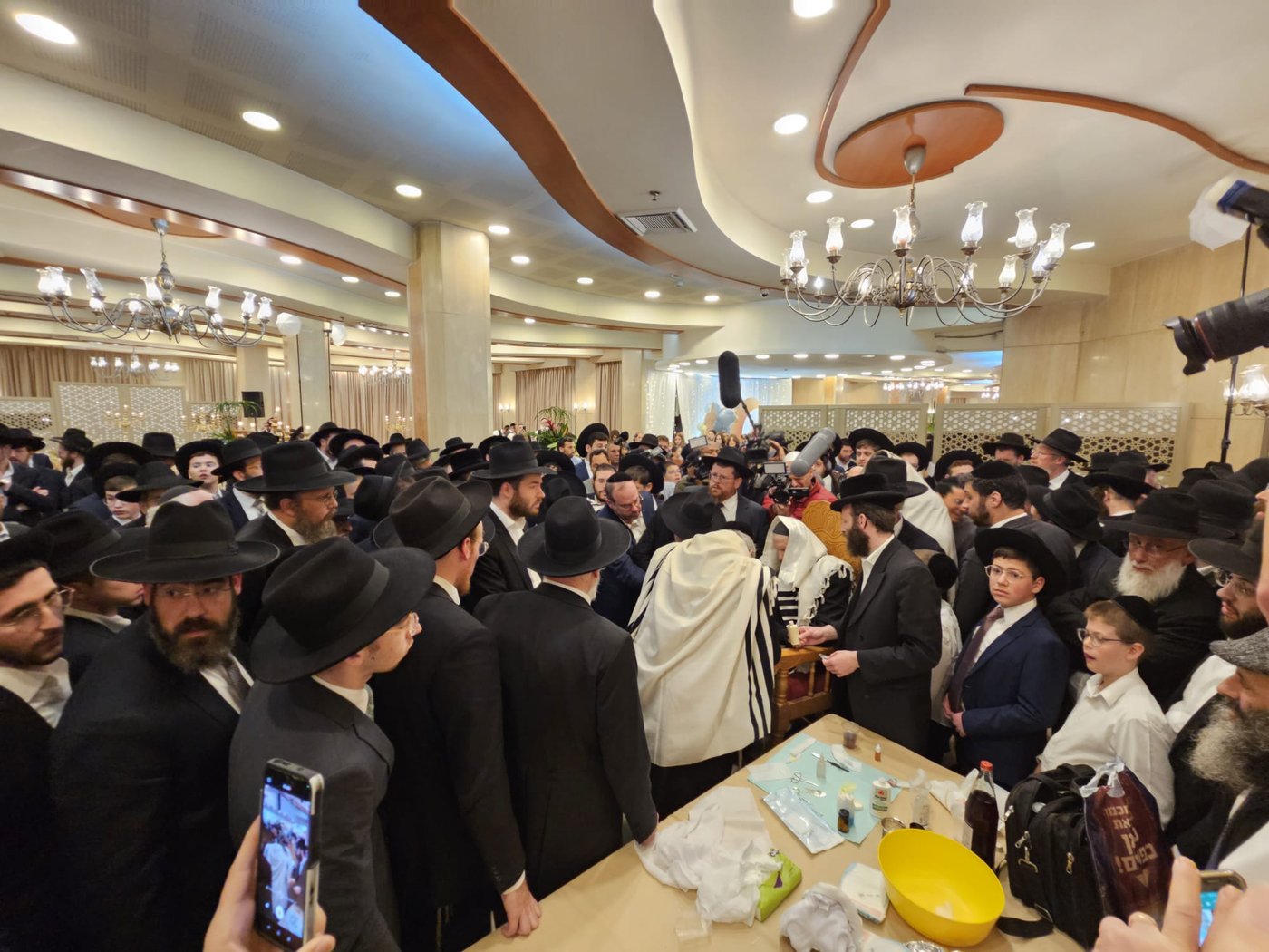 הברית של משפחת פאלי: הקהל געה בבכי בעת קריאת השם לתינוק • תיעוד מרטיט