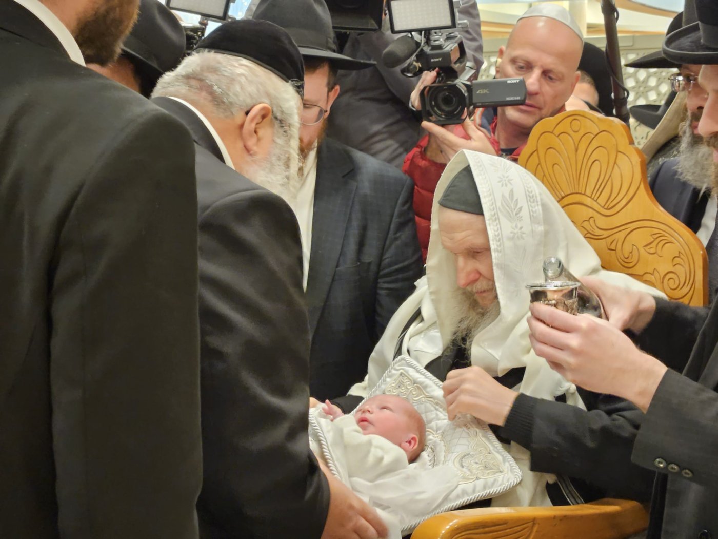 הברית של משפחת פאלי: הקהל געה בבכי בעת קריאת השם לתינוק • תיעוד מרטיט