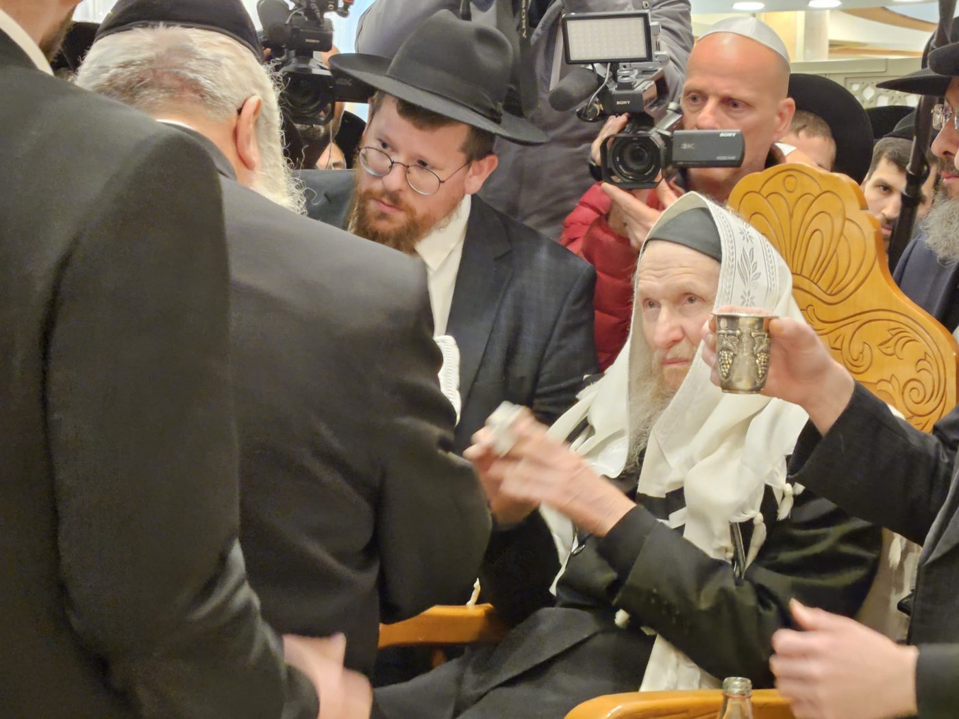 הברית של משפחת פאלי: הקהל געה בבכי בעת קריאת השם לתינוק • תיעוד מרטיט